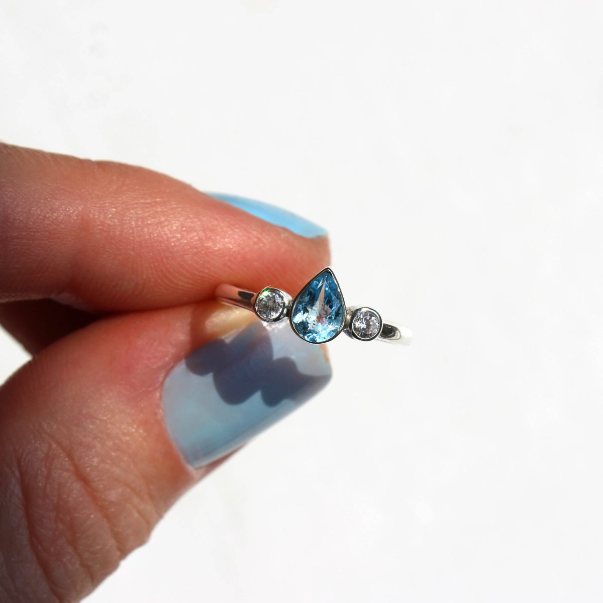 Anel Céu – em ouro branco 18k – topázio azul e diamantes/topázios - Image 4