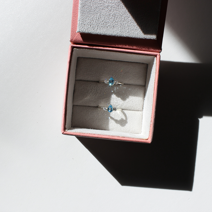 Anel Céu – em ouro branco 18k – topázio azul e diamantes/topázios - Image 6