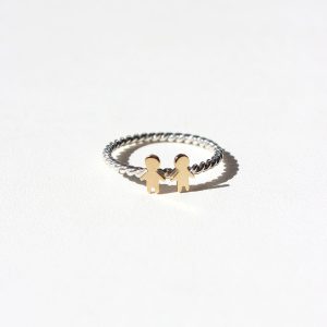 Anel dois bonecos – prata com ouro