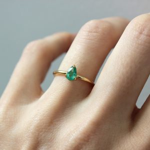 Anel de esmeralda em ouro amarelo 18k