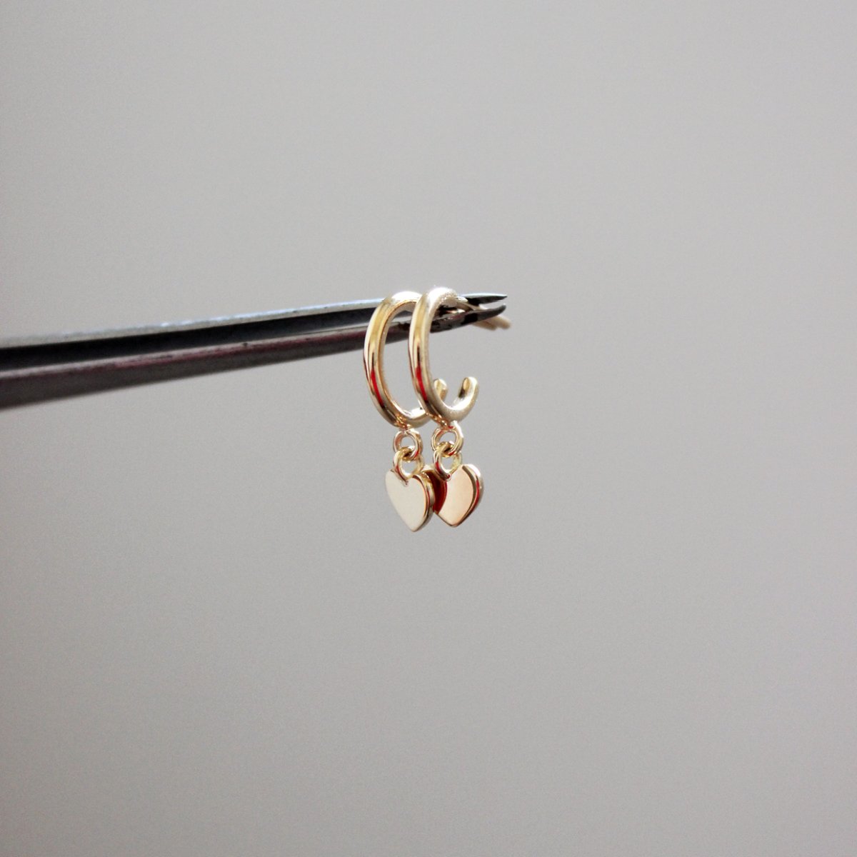 Brinco argola com coração em ouro 18k - Image 6