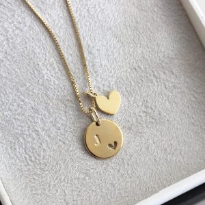 Colar medalha P + coração pendurado – em ouro amarelo 18k