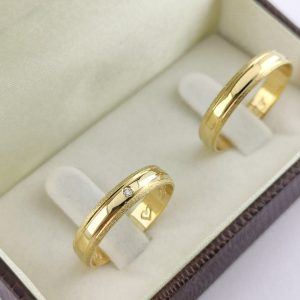 Par de Alianças Tradicionais em Ouro 18k 4mm com Detalhe Diamantado