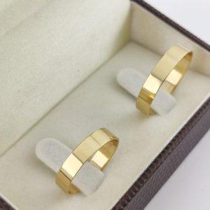 Par de Alianças Retas em Ouro 18k 4mm com Acabamento brilhante Integral