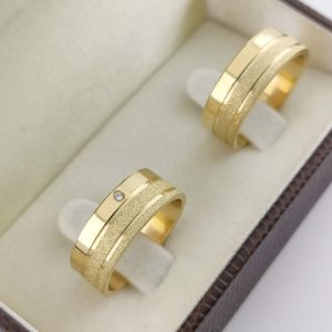 Par de Alianças Retas em Ouro 18k 7mm com Detalhe em Fosco e Brilhante