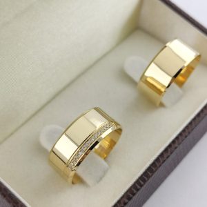 Par de Alianças Retas em Ouro 18k 8mm com Brilhantes