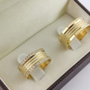 Par de Alianças Retas em Ouro 18k 8mm com Luxo Absoluto