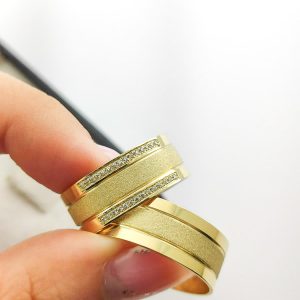 Par de Alianças Retas em Ouro 18k 8mm com Brilhantes