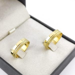 Par de Alianças Retas em Ouro 18k 5mm com Textura e Brilhantes