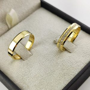 Par de Alianças Retas em Ouro 18k 4mm com Brilhantes