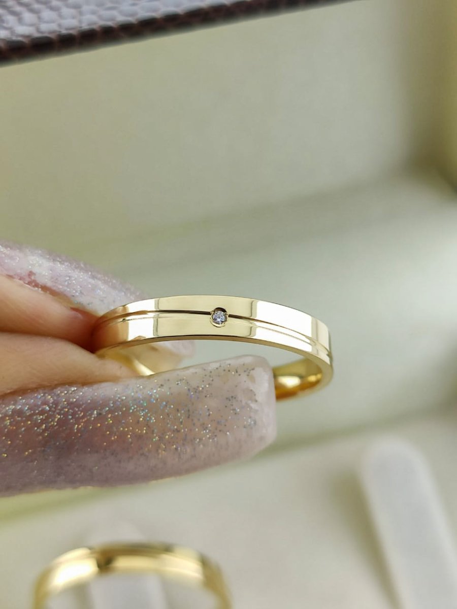 Par de Alianças Retas em Ouro 18k 3mm com Toque de Brilho - Image 5