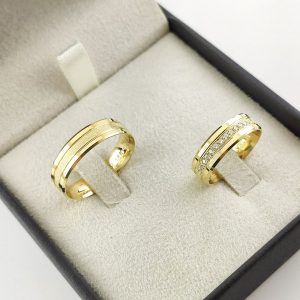 Par de Alianças Retas em Ouro 18k 5mm com Textura e Brilhantes