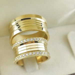 Par de Alianças Retas em Ouro 18k 10mm com Brilhantes