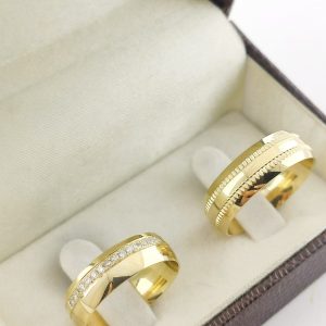 Par de Alianças Tradicionais em Ouro 18k com Design Assimétrico