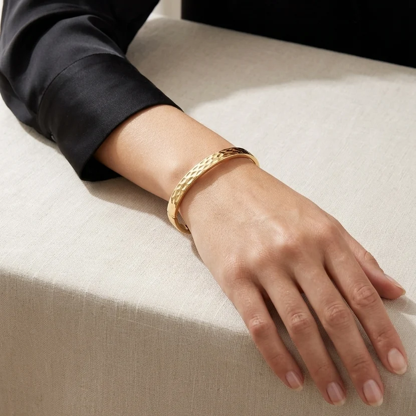 Bracelete liso texturizado dourado Semijoia - Image 3