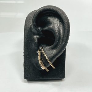 Par de brincos Cumprido Curvado Semijoia Dourada Zirconias Brancas e Pretas