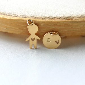 Pingente filho com coração vazado + medalha P – em ouro amarelo 18k