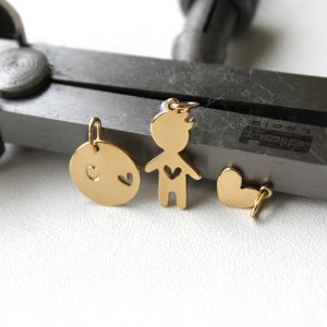 Pingente filho com coração vazado + medalha P + coração pendurado – em ouro amarelo 18k