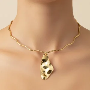 Colar Aro Ondulado Com Pingente Orgânico Semijoia
