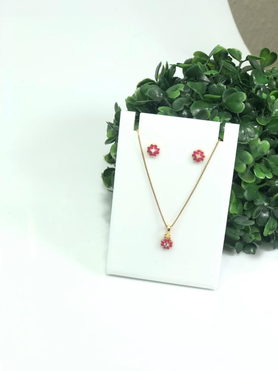 Conjunto Infantil Flor Rosa e Zirconias Semijoia Dourada