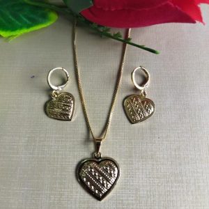 Conjunto Coração Dourado Detalhes Brinco e colar Semijoia Dourada