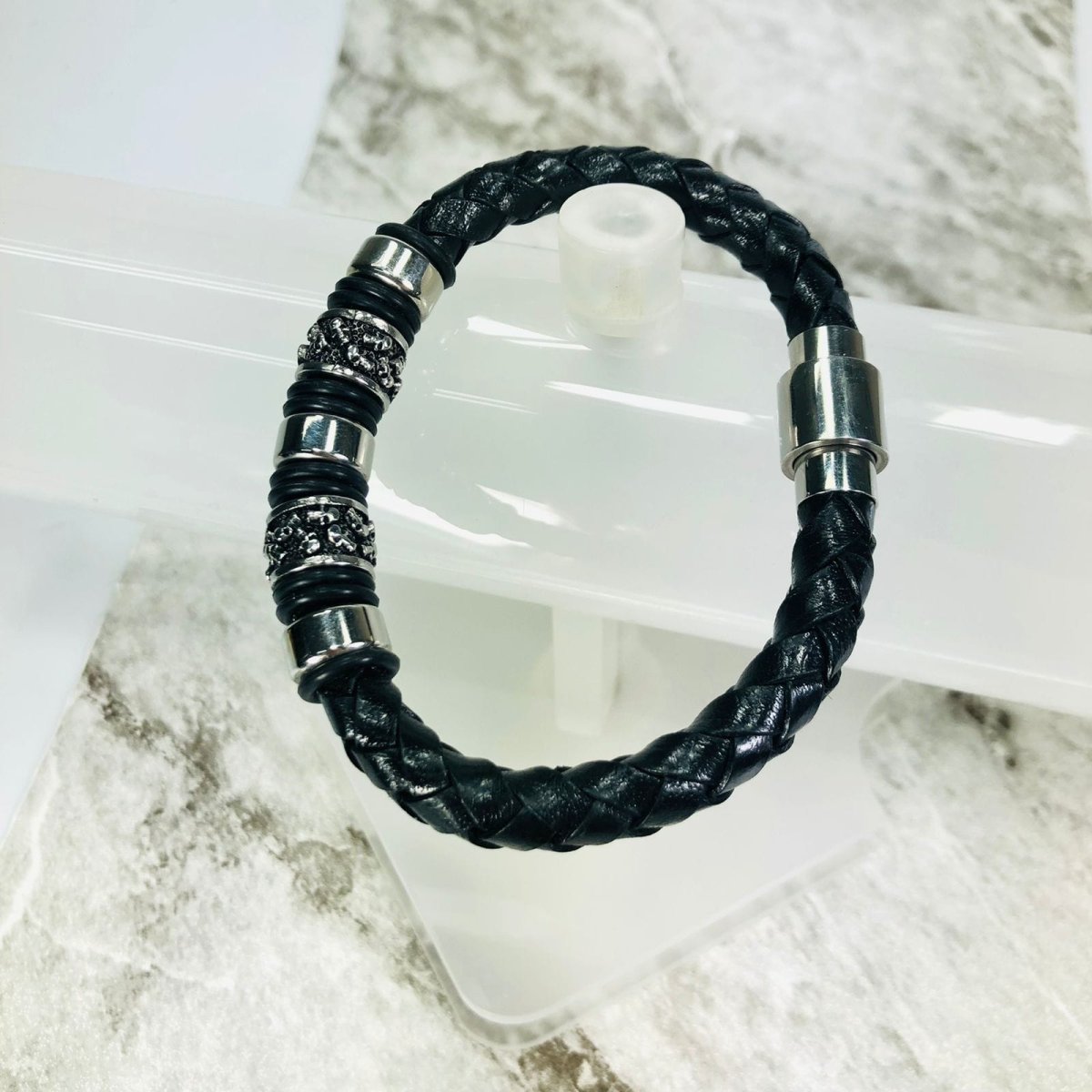 Bracelete Masculino Motoqueiros Caveira em detalhes Preto Couro