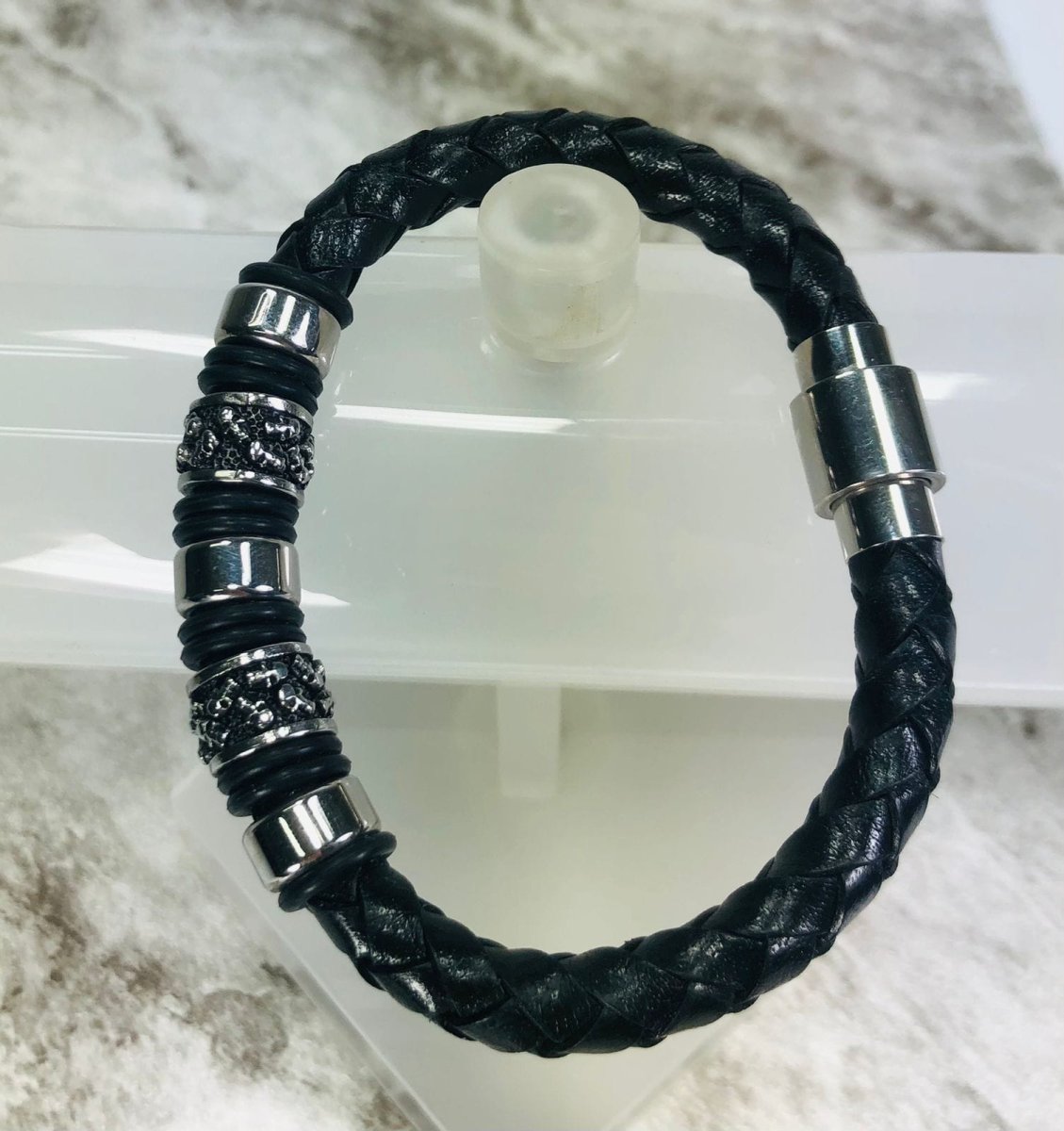 Bracelete Masculino Motoqueiros Caveira em detalhes Preto Couro - Image 3