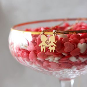 Colar dois filhos de mãos dadas. Joia em ouro amarelo 18k