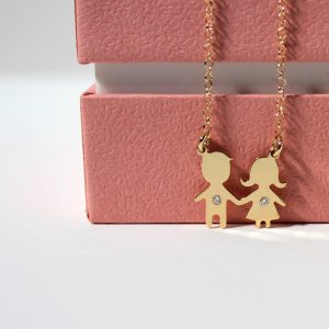 Colar dois filhos de mãos dadas. Joia em ouro amarelo 18k e diamantes