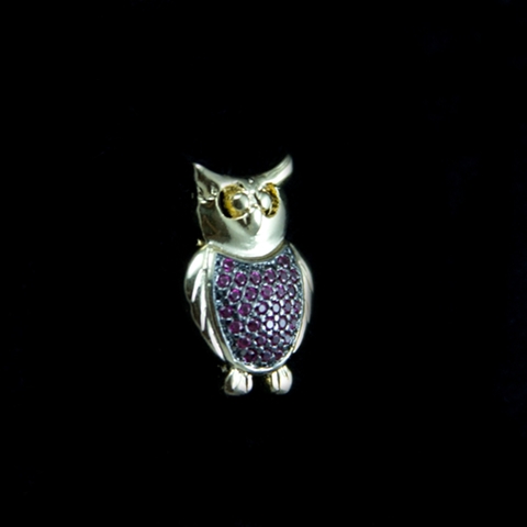 Pingente de Coruja com Rubis Banhado a Ouro 18K - Image 2
