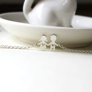 Pulseira dois filhos de mãos dadas em prata 960